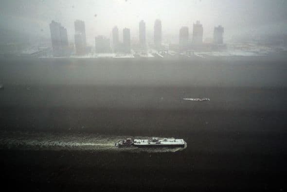 La ciudad que nunca duerme, hoy es azotada por una tormenta que no sólo la ha paralizado, sino que ha dejado a miles varados en aeropuertos nacionales e internacionales. Impresionantes las estampas de #NuevaYork el 26 de enero de 2015, una día para la historia de la 'Gran Manzana'