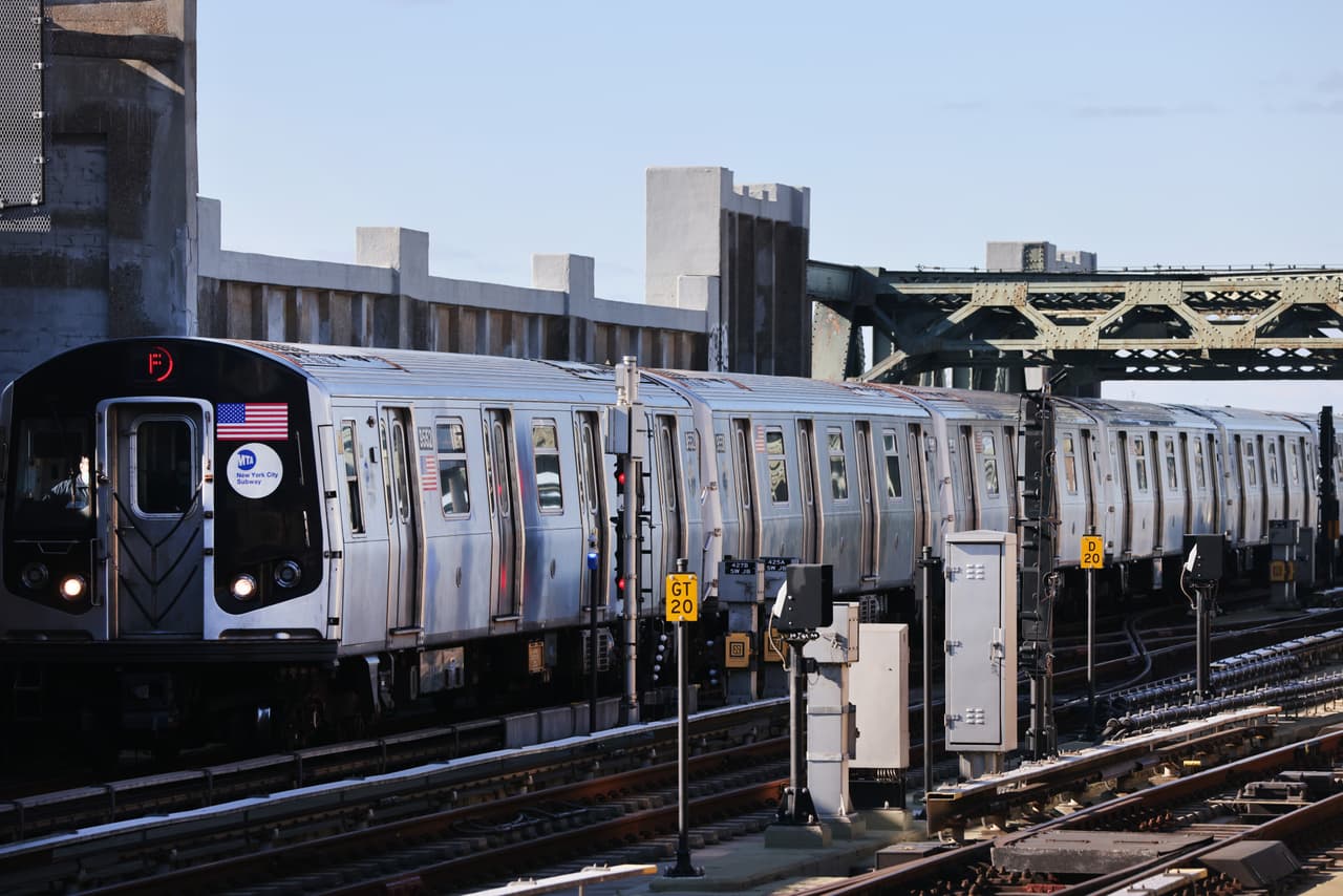 La agencia de transporte retrasó una votación programada para el jueves, que está en línea con su política desde 2009 de promulgar aumentos cada dos años.