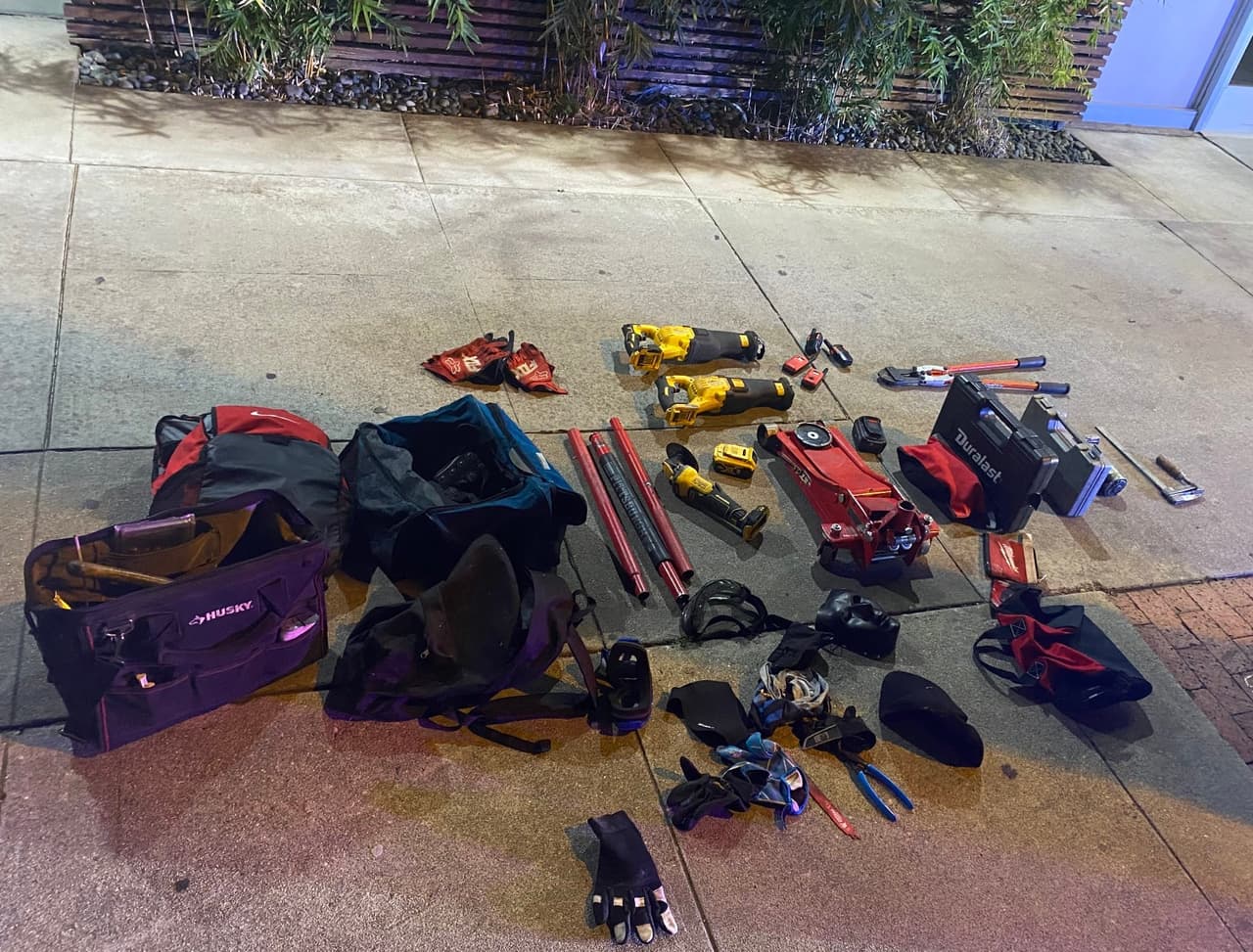 Un residente en la cuadra 1500 de la calle Harvard llamó a la policía cuando el sonido de sierras eléctricas lo despertó en medio de la noche, el 15 de abril. Sus sospechas fueron clave para que el cuarteto fuera detenido a solo minutos de cometer su crimen.