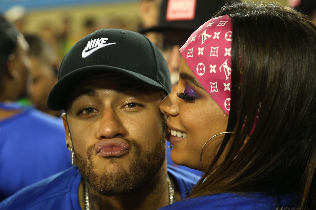 Neymar está en Brasil por la recuperación de su lesión pero ha sido noticia porque en el Carnaval de Bahía se le vio besándose con la cantante Rafaela Porto y ahora, en los últimos días, en el Carnaval de Río con Anitta. Todo mientras el PSG espera su mejoría.