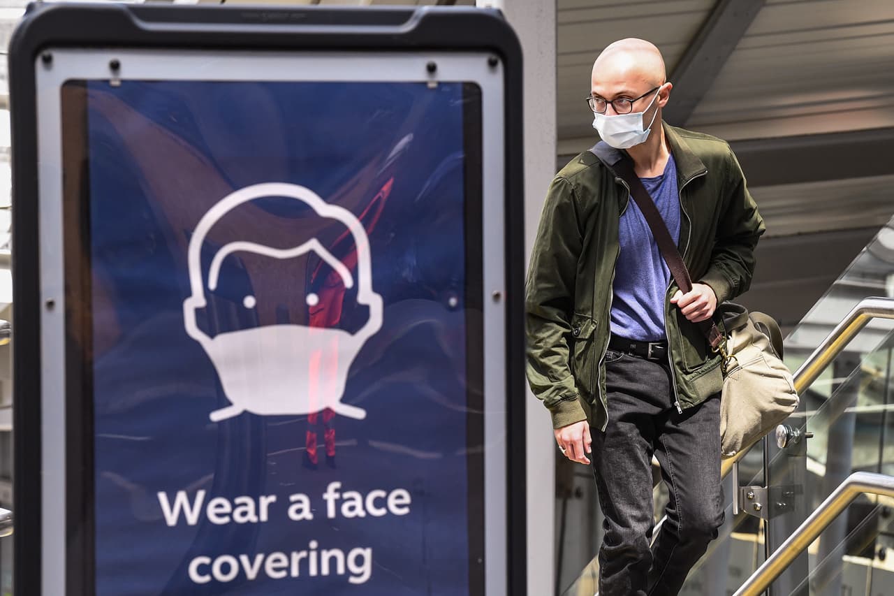 ¿Aplicarán penalidades para quienes no cumplan la normativa? Las infracciones de las órdenes ejecutivas generalmente se penalizan como un delito menor. Las fuerzas del orden público podrán emitir citaciones a empresas u organizaciones que no cumplan con el uso de tapabocas, también podrían sancionar a las personas si una empresa intenta hacer cumplir el mandato, pero el cliente se niega.