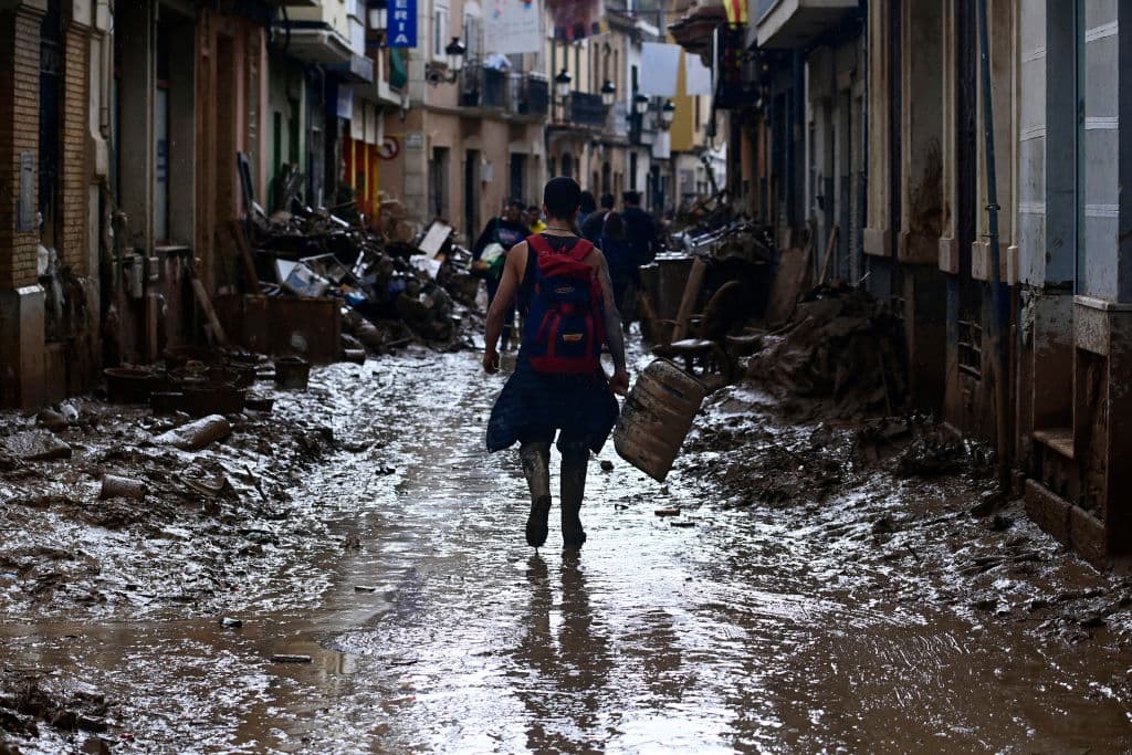Así lucía este domingo una calle de Paiporta, Valencia, cinco días después de las peores riadas del siglo.