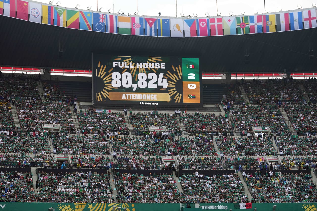 La asistencia al estadio se muestra en un marcador durante el partido de fútbol del Grupo A de la Copa Mundial entre México y Sudáfrica en la Ciudad de México.