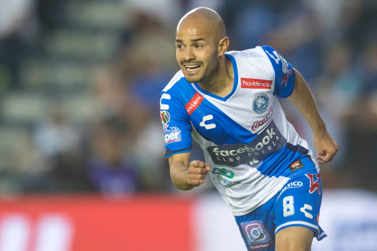 Y la 'cruzazuleada' llegó. Al minuto 85, Francisco Javier Acuña igualó los cartones tras empujar el balón en el área chica.