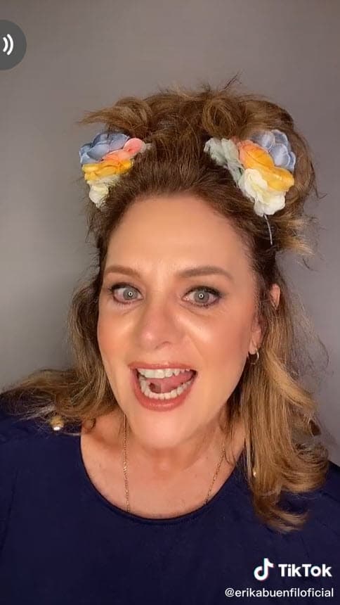 Compartió que grandes estrellas la han contactado para pedirle asesoría sobre el manejo de TikTok, pero explicó que 
<b>no tiene un equipo de trabajo</b>, pues solo es ella y su hijo Nicolás, de 16 años.
<br>