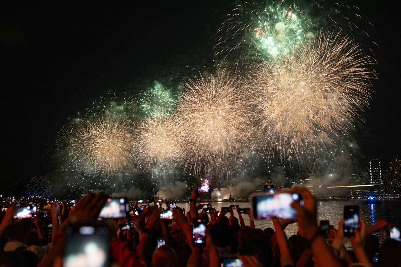 "Esto es algo que se tiene que ver al menos una vez en la vida. Es indescriptible", expresó Diego Ardila, espectador de los fuegos artificiales.