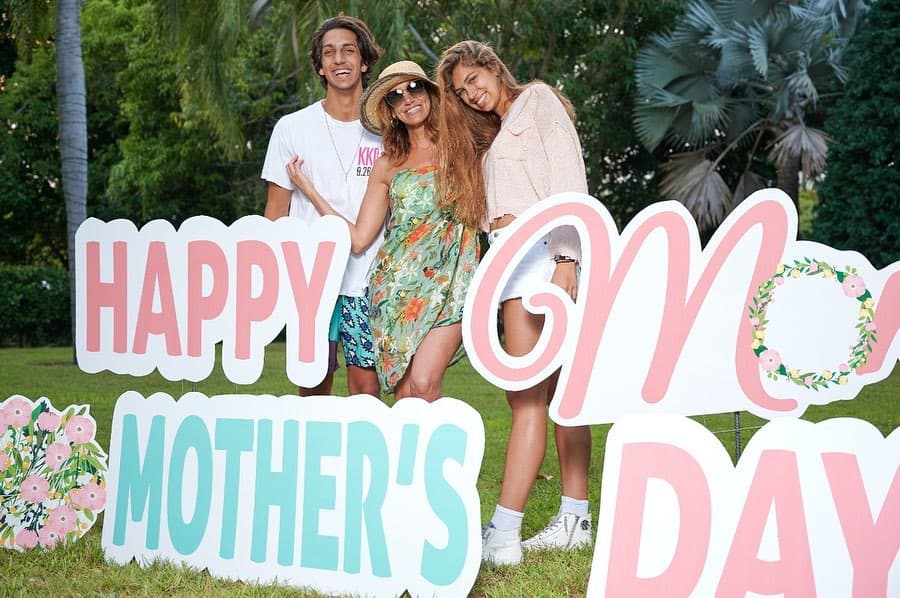 La celebración por el Día de las Madres no pasó desapercibida en casa de Lili Estefan y nos regaló en Instagram esta bella postal con sus dos grandes amores.