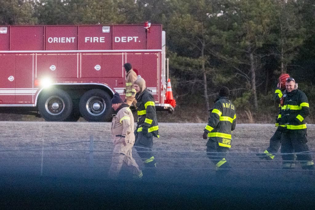 Dos bomberos resultaron heridos durante las operaciones y fueron dados de alta tras recibir atención médica.