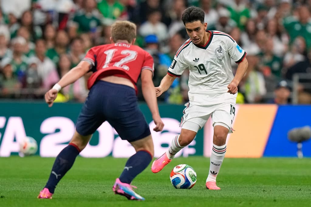 El mexicano Gilberto Mora y el checo Lukas Cerv disputan el balón
