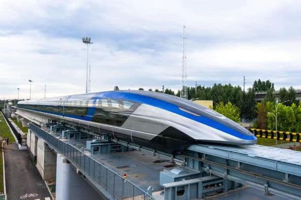 <a href="https://www.globaltimes.cn/page/202107/1229097.shtml" target="_blank">China presentó esta semana el tren de levitación magnética (maglev) </a>
<b>más rápido </b>del mundo, fabricado en la ciudad de Qingdao tras cinco años de investigación y desarrollo. El sistema tecnológico permite que no haya contacto entre el tren y la vía, lo que hace que el vehículo se traslade a mayor velocidad, sin roce y casi sin vibraciones de ningún tipo.