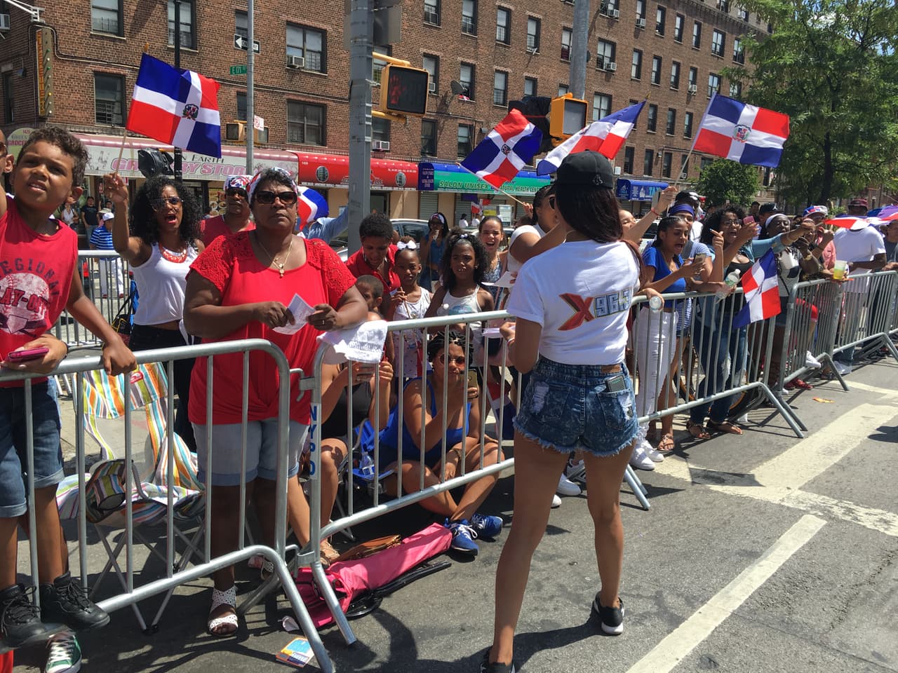 La música, la alegría y el orgullo dominicano fueron los protagonistas del vigésimo séptimo Desfile Dominicano en el Bronx.