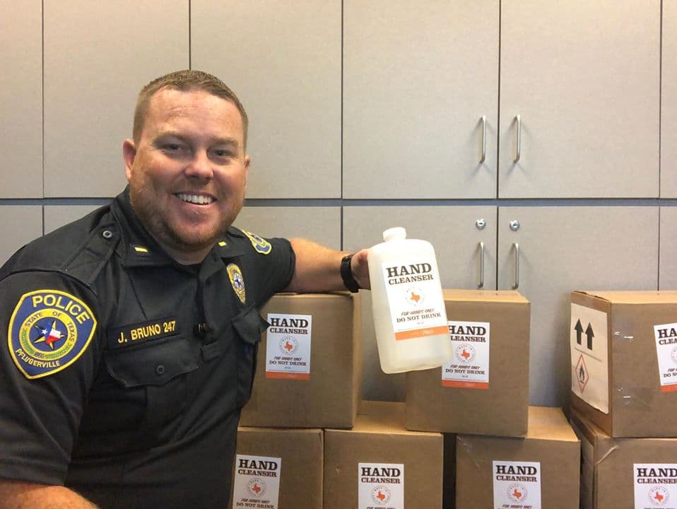 Tito’s Vodka dona cajas de desinfectante para manos al Departamento de Policía de Pflugerville