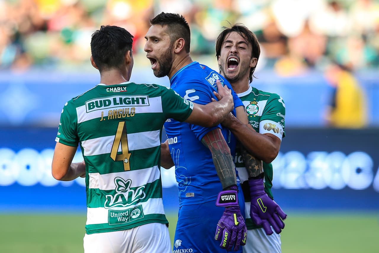 Jonathan Orozco adivinó el disparo del crack francés y atajó su débil remate, celebrando con un grito de furia su salvada que mantenía el cero por cero en California.