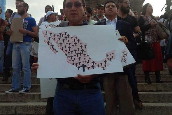También se veían pancartas de mapas de México con cruces de funeral en todos los estados.