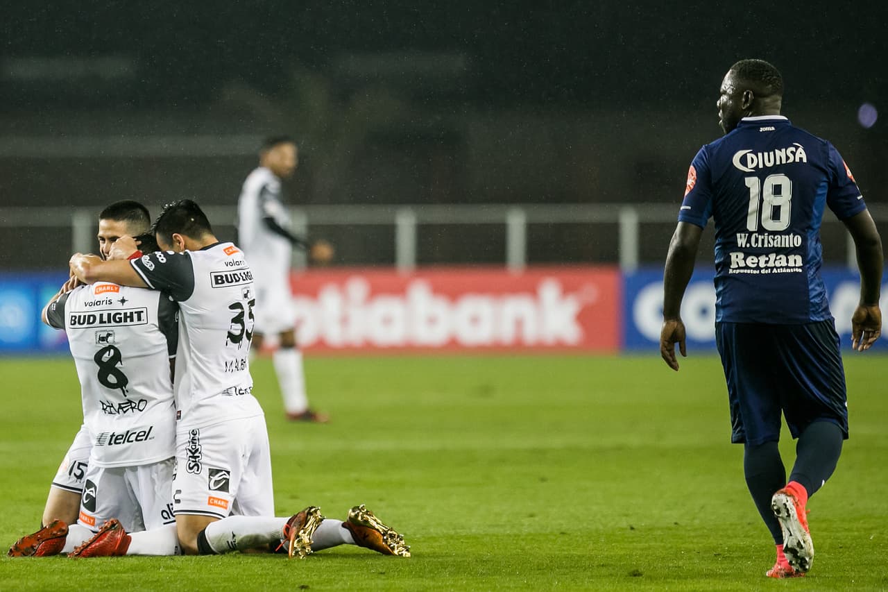 Un partido que casi no termina después de que el árbitro tuvo que suspenderlo por una tormenta eléctrica que cayó.