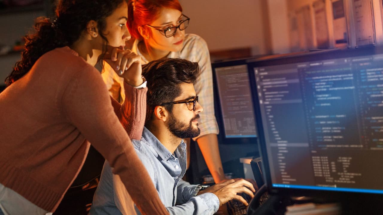 ¿Eres latino y te gustaría trabajar en el sector tecnológico? Hay oportunidades para ti