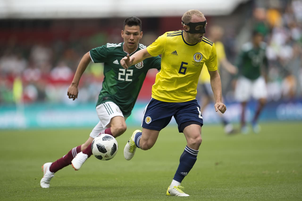 Dylan McGeouch (6) el hombre de la máscara, llamó la atención con su aditamento en el rostro, pues una lesión lo obliga a proteger los huesos de su cara para que no se agrave la situación.