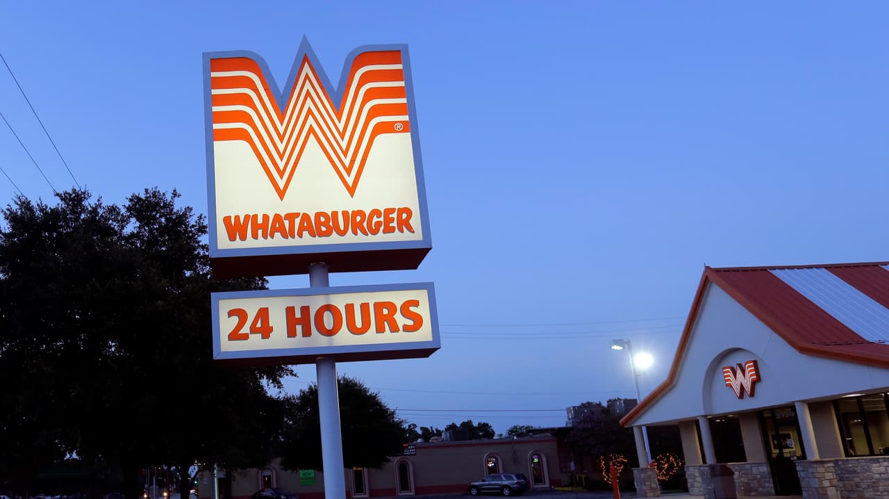 <b>Whataburger. Calificación: F. </b>Tiene 821 restaurantes en EEUU y sus ventas en 2017 fueron 2,278 millones de dólares. No tiene una política de uso de antibióticos disponible y no respondió cuestionario enviado por los investigadores, así que también obtuvo 0 de 100 puntos en su calificación.