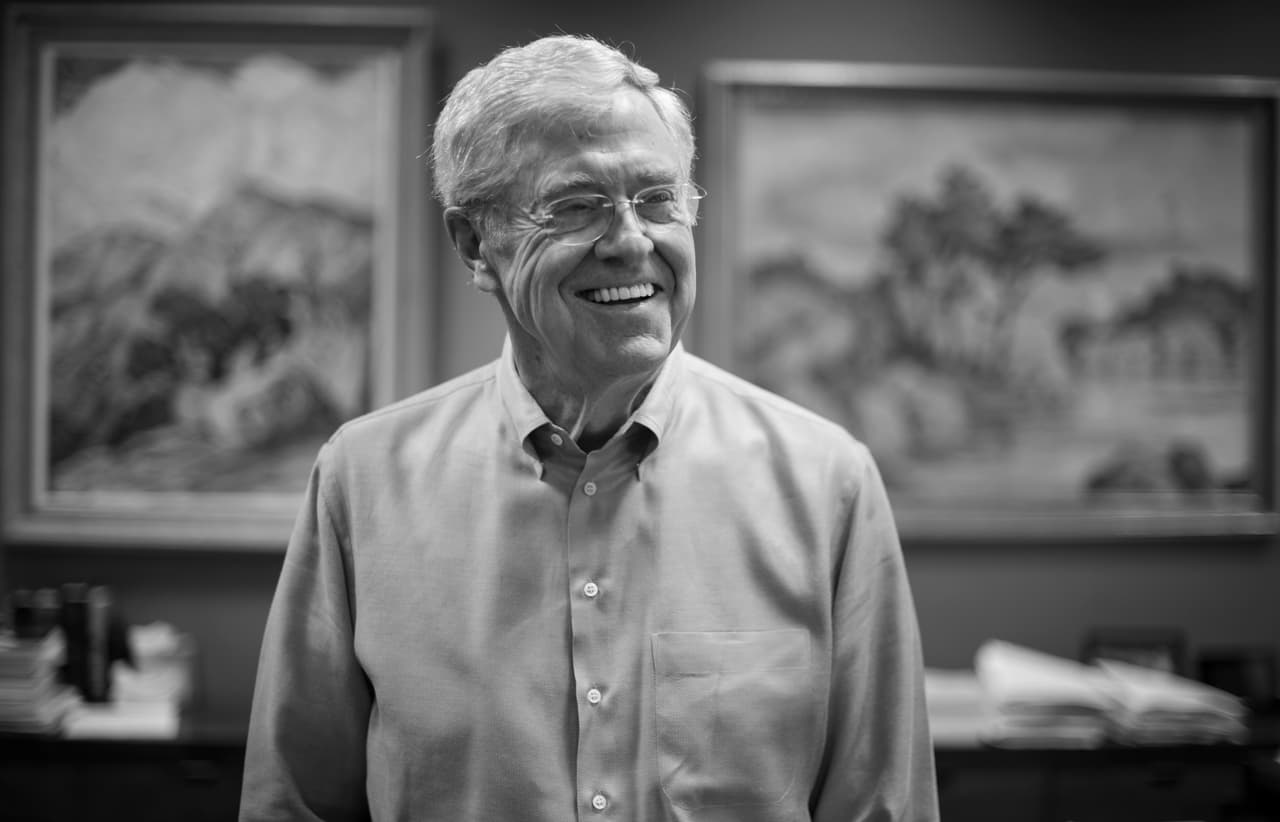 <b>Puesto 3. Familia Koch</b>
<br>
<b>Compañía: </b>Koch Industries
<br>
<b>Patrimonio: 124,400 millones de dólares</b>
<br>Generaciones: 3
<br>Industria: energía y otras
<br>Establecida en: Wichita, Kansas
<br>
<br>Los hermanos Frederick, William, David y Charles (en la fotografía) heredaron la empresa petrolera de su padre, Fred Koch. Una disputa por el control de la compañía a principios de la década de 1980 llevó a Frederick y William a dejar el negocio familiar, mientras que Charles y David se quedaron con el control de la empresa. Luego se convirtió en Koch Industries, un conglomerado con ingresos anuales de alrededor de 115,000 millones de dólares.