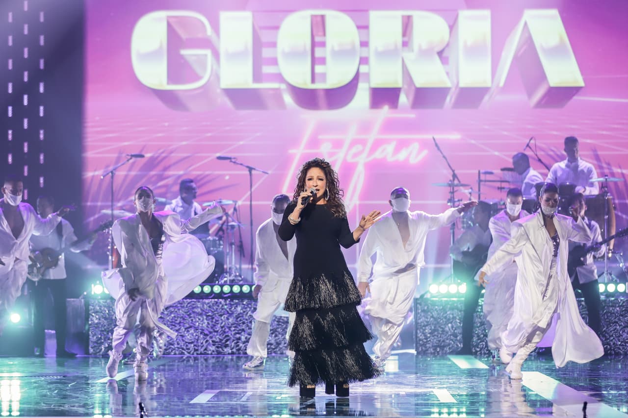 Para su homenaje en vida, Gloria Estefan decidió usar un total look en negro: el vestido llevaba volantes con flecos en la parte inferior de la falda. Acompañó su atuendo con calzado de amplia plataforma.
