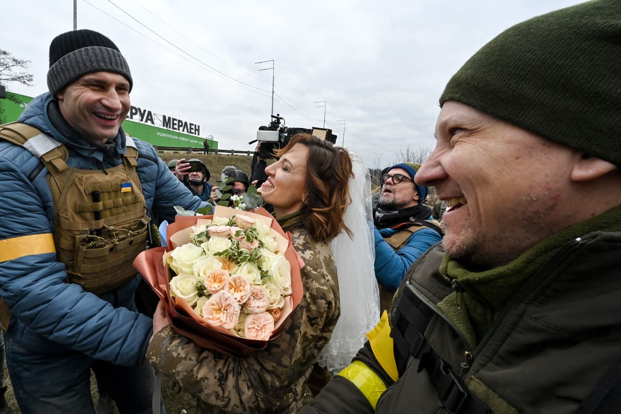 Uno de los invitados de honor fue el alcalde de Kiev, Vitali Klitschko, quien felicitó a los novios. "La vida continúa, la gente vive y su amor ayuda en la guerra", dijo.
