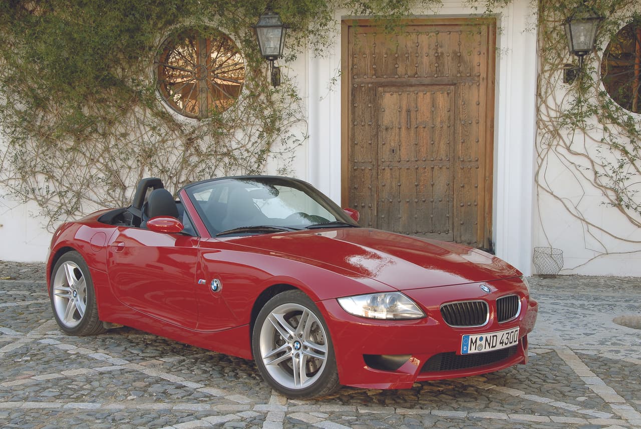 Este convertible biplaza está equipado con un
<b> motor seis cilindros en línea de 265 caballos de fuerza, </b>que le permite alcanza el 0 a 60 mph en 5.7 segundos y alcanzar una velocidad máxima de 155 mph.