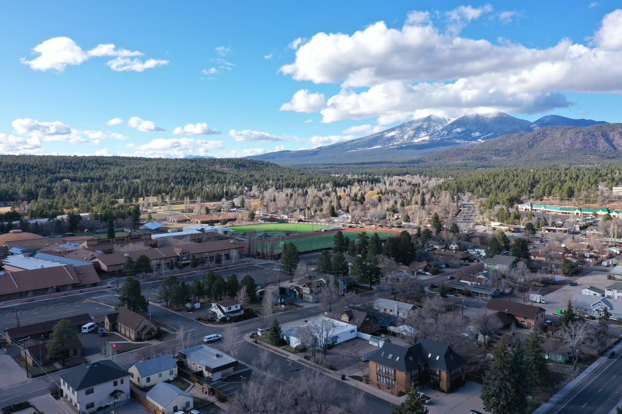 <h3 class="cms-H3-H3">17. Flagstaff, Arizona </h3>
<br>
<br>Incrustrada en el suroeste del país, esta ciudad de poco más de 74,000 habitantes que lleva el nombre de un mástil de pino construido para conmemorar el centenario de los 
<a href="https://www.univision.com/temas/estados-unidos-de-america">Estados Unidos</a>, 
<b>ofrece unas vacaciones relajadas con una variedad de actividades al aire libre. </b>
<br>