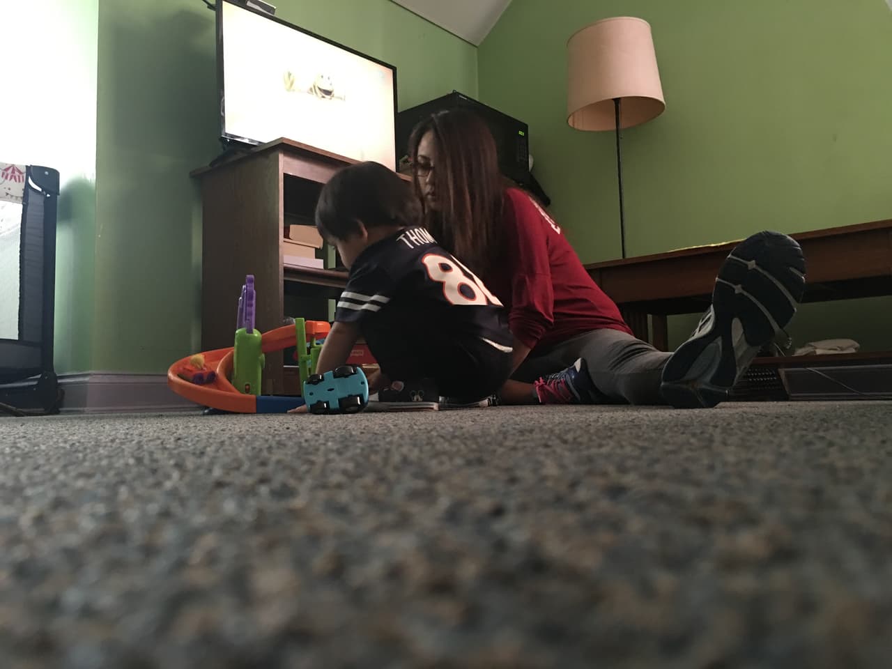 Ingrid Encalada juega con su hijo menor, Aníbal, en el dormitorio de la congregación Mountain View Friends, donde se refugió en noviembre pasado. (Patricia Vélez/Univision Noticias)
