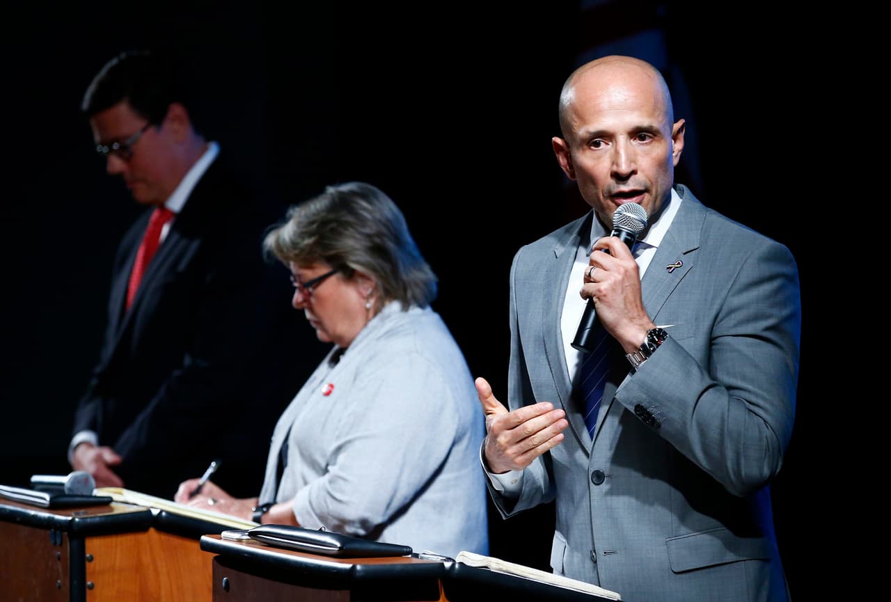 <b>David García.</b> Profesor de la Universidad Estatal de Arizona. Competirá por la gobernación contra el republicano Doug Ducey, quien ocupa el cargo desde 2015. Su propuesta de campaña se ha centrado en la promoción del Medicare universal, la recaudación de impuestos para iniciativas educativas y la oposición al muro de Donald Trump en la frontera con México.