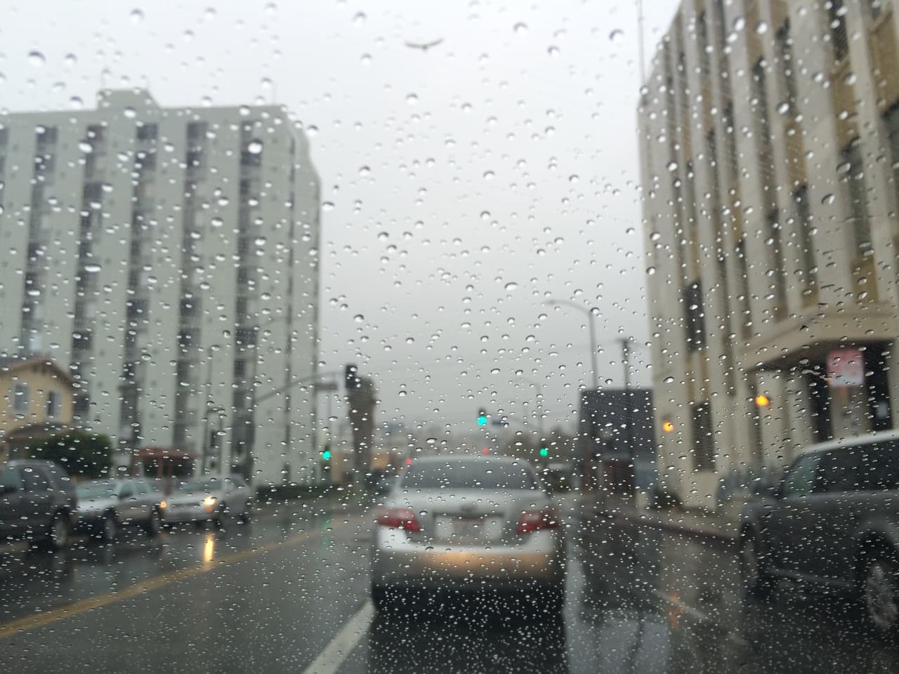 El sur de California amaneció con lluvia