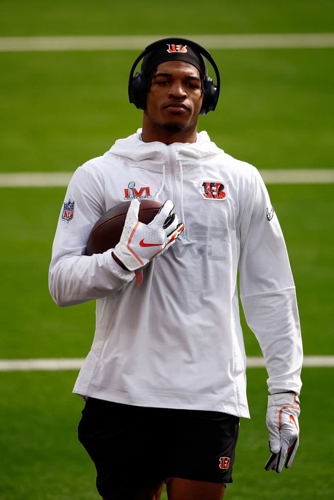 En el Draft de la NFL de 2021 consiguió un contrato con los Cincinnati Bengals. Así fue como se reencontró con Joe Burrow, quarterback con el que jugó en la liga universitaria y fue campeón nacional en 2019.