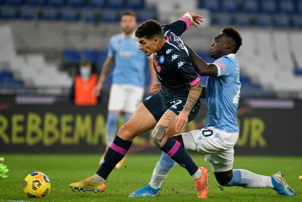 Lazio, como local, se impuso al Napoli de Genaro Gatusso 2-0. Los goles corrieron a cargo de Ciro Immobile y Luis Alberto Romero. El mexicano Hirving Lozano dejó el campo lesionado del tobillo, durante la J13 de la Serie A.