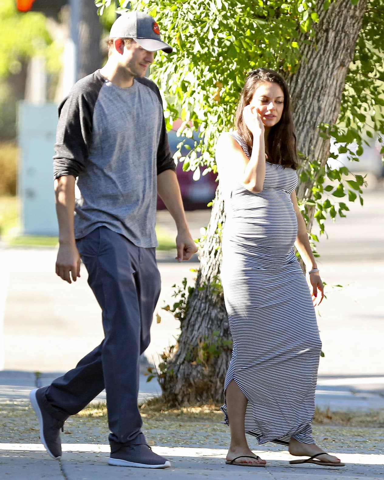 Salió a pasear con su pareja, Ashton Kutcher.