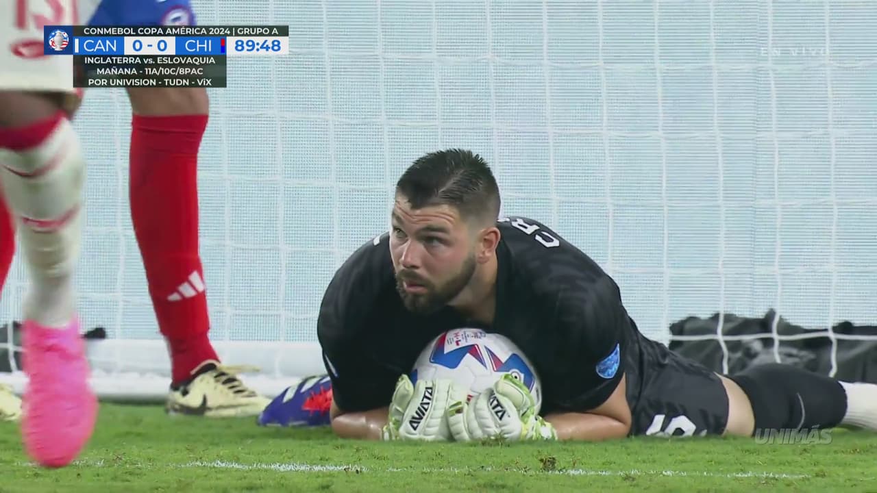 ¡Sigue con su autoridad en la portería! Crépeau se queda con la bola