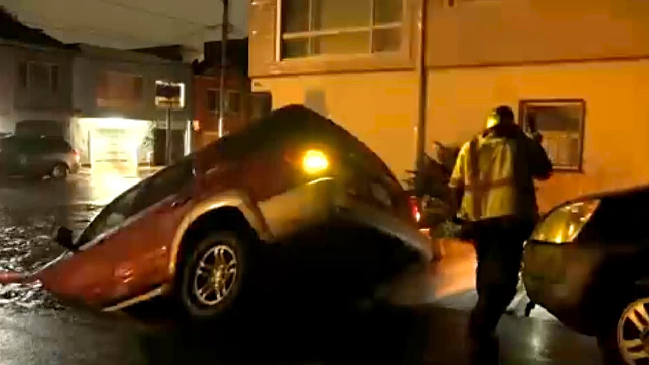 Lluvia en California: Video muestra el momento en que un socavón se "traga" una camioneta estacionada