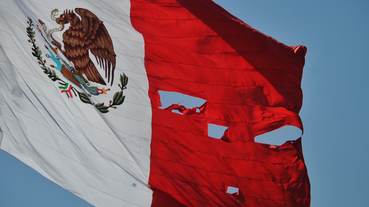 En video: la bandera de México ondea rota en su día