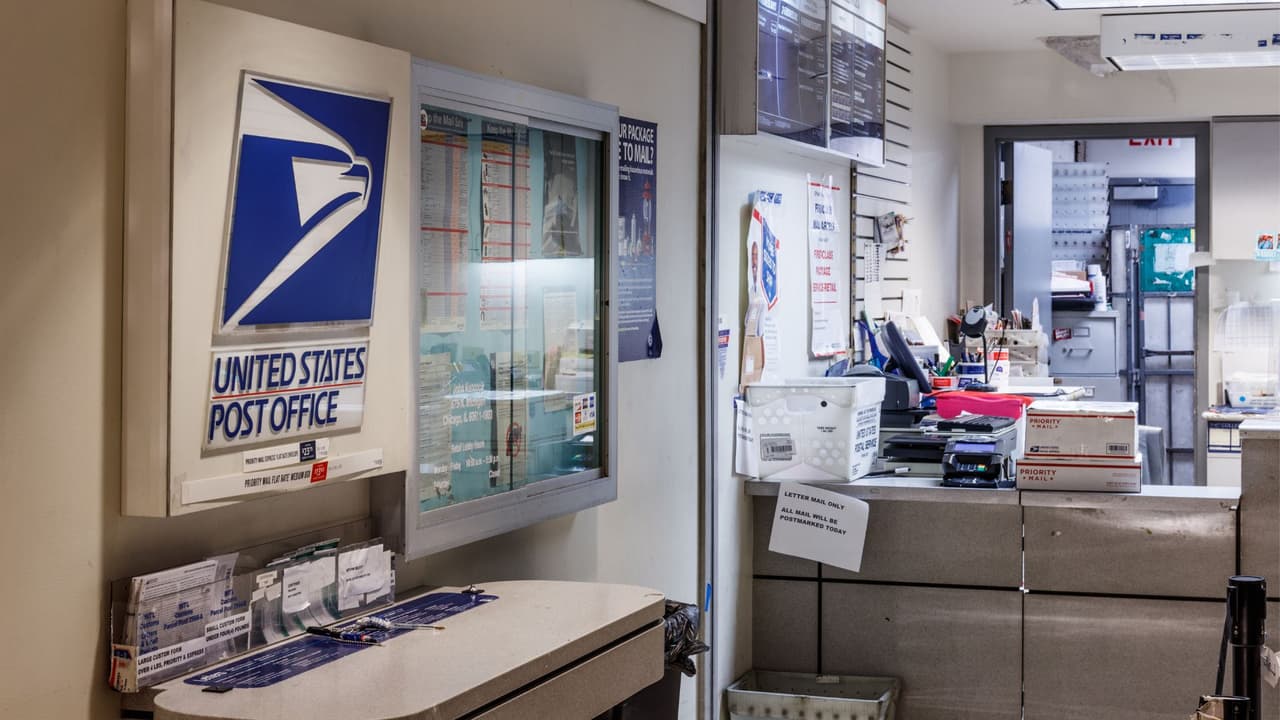 <h3 class="cms-H3-H3">💡 Consejos para ahorrar y evitar retrasos</h3> 
<b>Envía con tiempo:</b> cuanto antes, mejor. Después del 17 de diciembre todo se satura. 
<br>
<b>Compara opciones: </b>Ground Advantage suele ser más barato, aunque tarda más que Priority. 
<br>
<b>Usa cajas Flat Rate:</b> si tu paquete es pesado, pero pequeño, esta opción puede ser la más económica. 
<br>
<b>Reduce peso y tamaño:</b> unos gramos pueden cambiarte de tarifa. Verifica qué puedes enviar: algunos productos (líquidos, baterías, perfumes) tienen restricciones. 
<br>
<b>Confirma horarios de tu oficina postal: </b>muchas cierran antes en vísperas festivas.