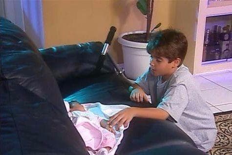 El actor murió tras sufrir un accidente automovilístico en una carretera de Florida, al parecer el auto en el que viajaba era manejado por él a alta velocidad, esto provocó que perdiera el control y se impactara de manera aparatosa.