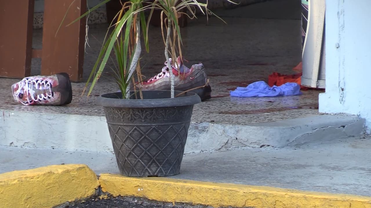 El médico de turno le diagnosticó varias heridas cortantes en ambas manos siendo referido al área de cirugía, al momento su condición es estable.