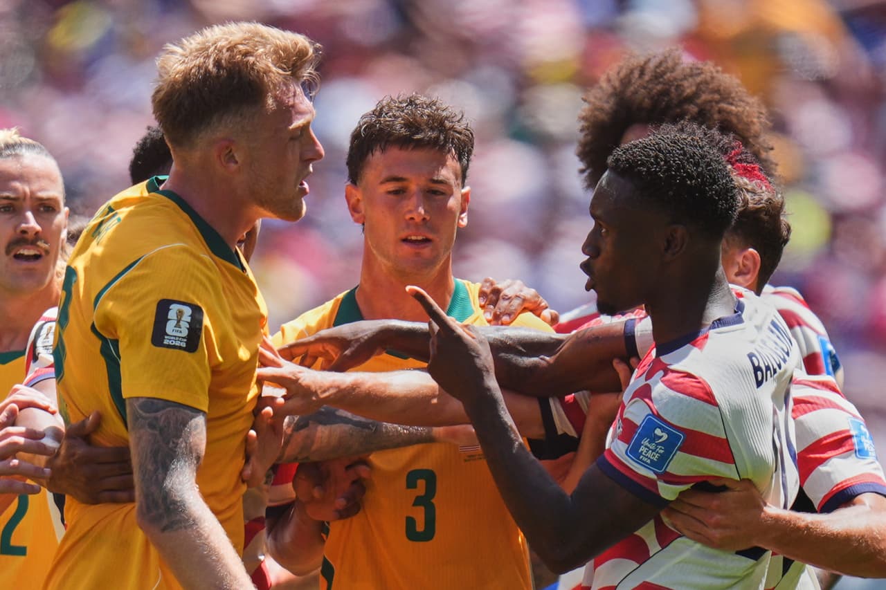 El australiano Harry Souttar (19), izquierda, y el estadounidense Folarin Balogun (20), derecha, discuten durante el partido de fútbol del Grupo D de la Copa Mundial entre Estados Unidos y Australia en Seattle, el viernes 19 de junio de 2026.