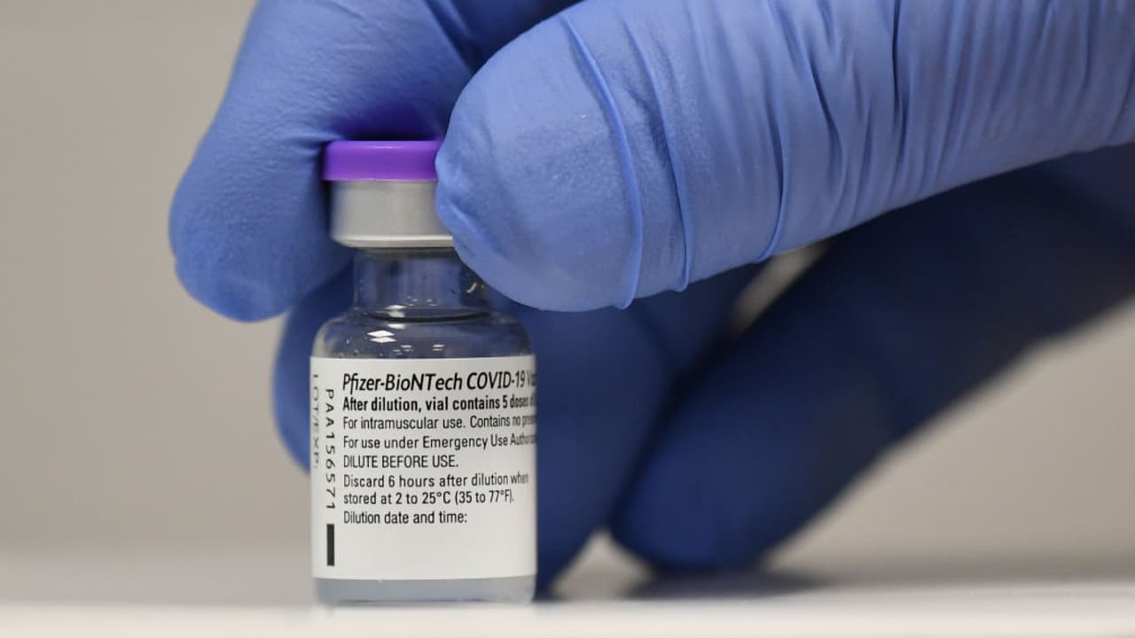 Un panel de la FDA se reúne para evaluar la vacuna de refuerzo de Pfizer: esto es lo que debes saber