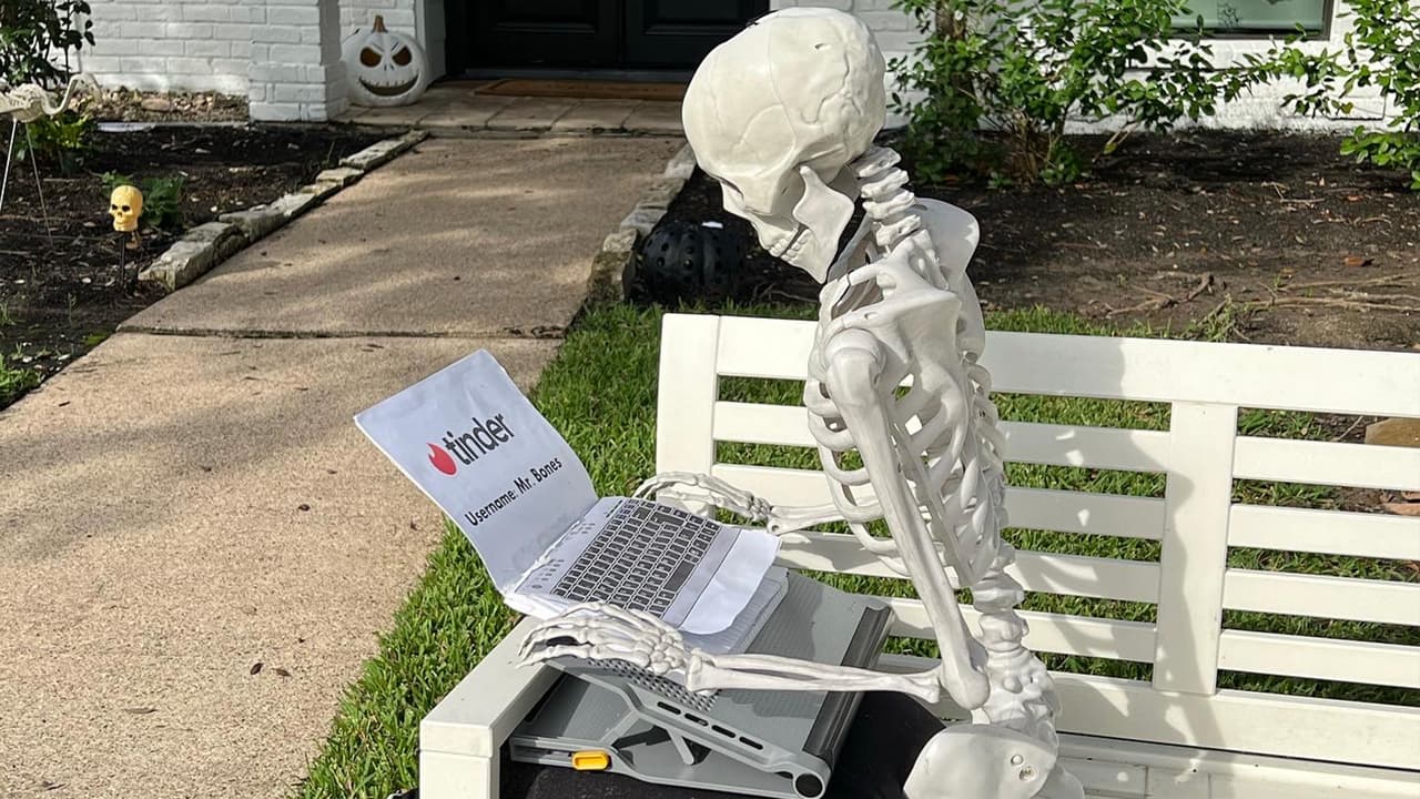 Mr. Bones conoció a su futura esposa a través de Tinder, una reconocida aplicación de citas.