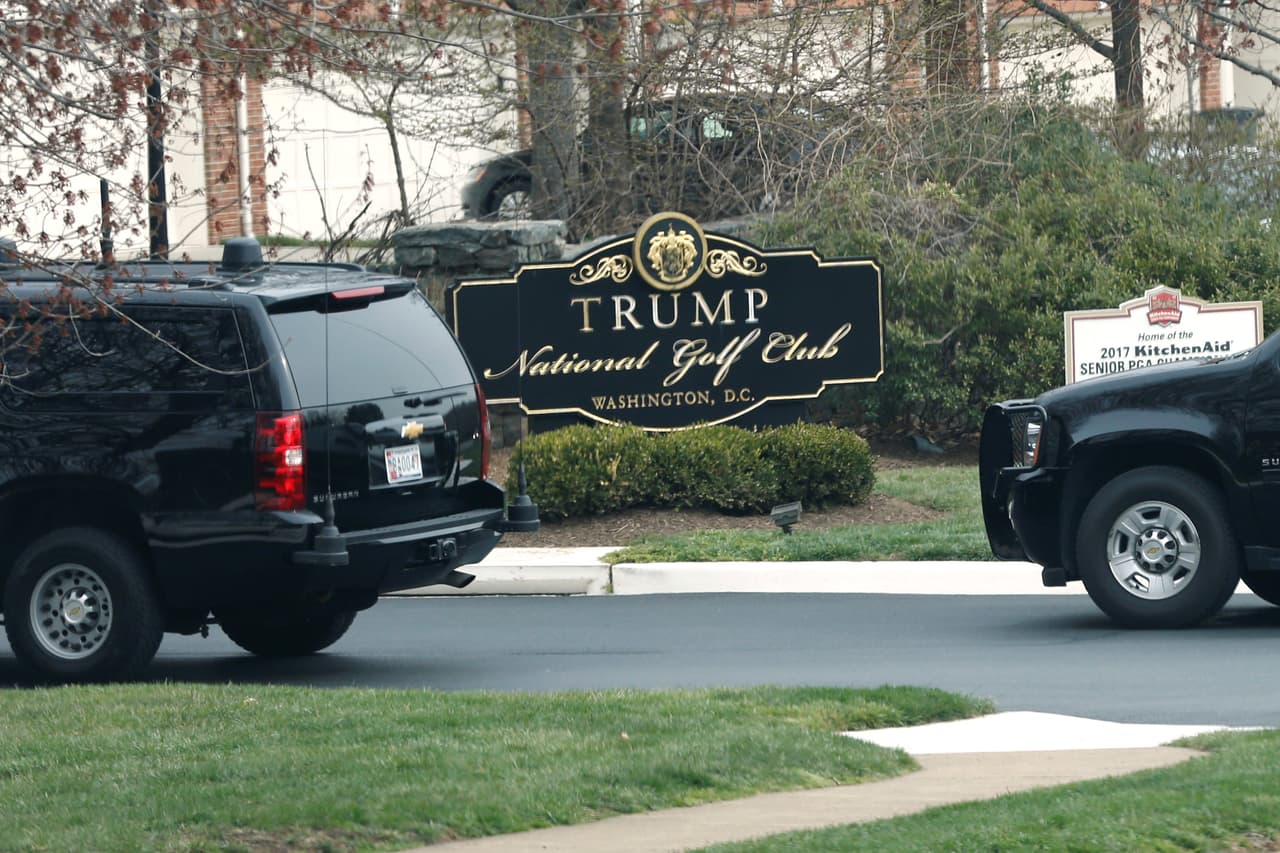 La caravana del presidente Donald Trump entrando al Trump National Golf Club en Potomac Falls, Virginia.