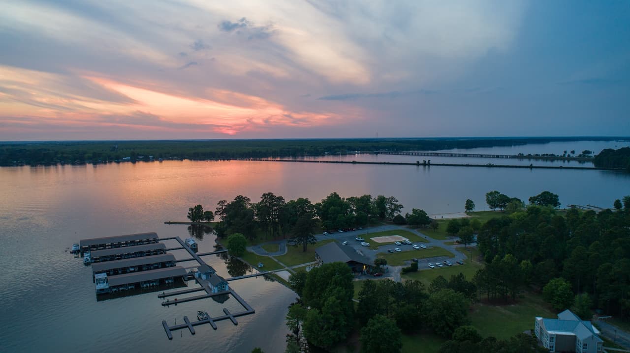 <b>Lake Blackshear (Cordele)</b>
<br>
<b>Sitio web</b>: 
<a href="https://crispcountypower.com/lake-blackshear">https://crispcountypower.com/lake-blackshear</a> 
<br>
<b><a href="https://goo.gl/maps/FbZ7EK9o5NdT7QUp7">Cómo llegar</a> </b>
<br>
<br>Un lago artificial creado en 1930 por Crisp County Power Damn para proporcionar a los ciudadanos energía de bajo costo. No solo cumplió ese propósito, sino que hoy en día es un lugar popular para actividades recreativas y la vida silvestre, ubicado en la parte suroeste del estado. Los visitantes disfrutan de una amplia gama de deportes acuáticos como esquí acuático, paseos en bote, natación y pesca deportiva; de hecho, aquí se lleva a cabo un torneo nacional de pesca de lobina todos los años. El Parque Estatal de Veteranos de Georgia se puede encontrar aquí junto con un resort y club de golf, y varios restaurantes.