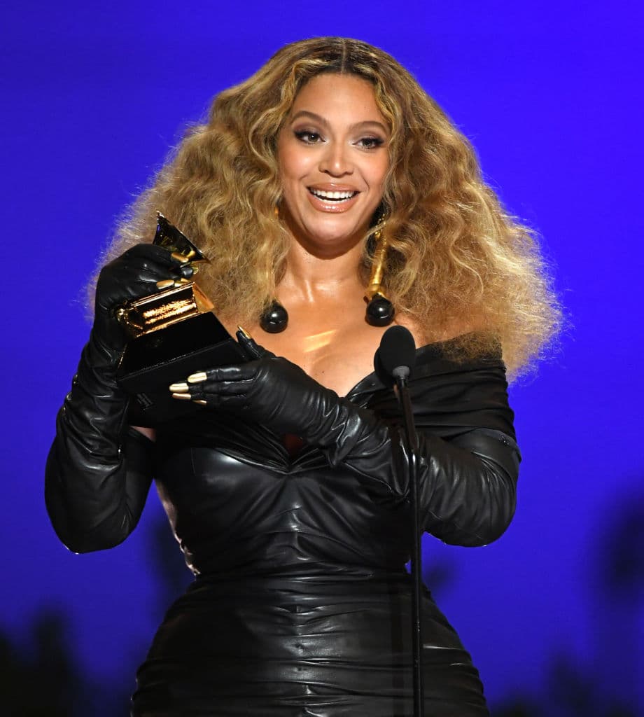 Con $400 millones de dólares en sus ingresos, incluyendo éxitos musicales y patrocinios, Beyoncé también está muy arriba en la lista que cada año revela la Revista Forbes.