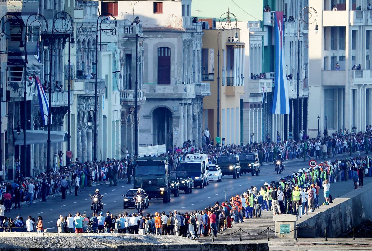Cientos de personas se agruparon en el borde del Malecón de La Habana, donde comenzó el viaje de la caravana funeraria.