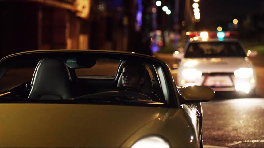 El policía se acercó al auto y pidió a ‘El Quino’ su licencia advirtiendo que había excedido el límite de velocidad. “¿Cuánto quieres? Llevo prisa. Mi papá es Joaquín Guzmán Loera. No te quieres meter en problemas”, le respondió.