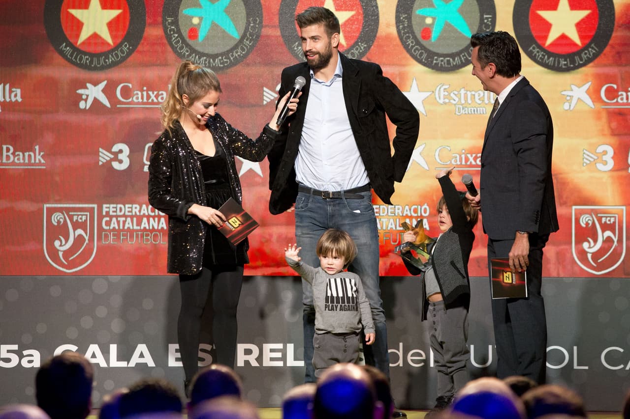 Gerard llevó a sus pequeños con él a recibir su premio.