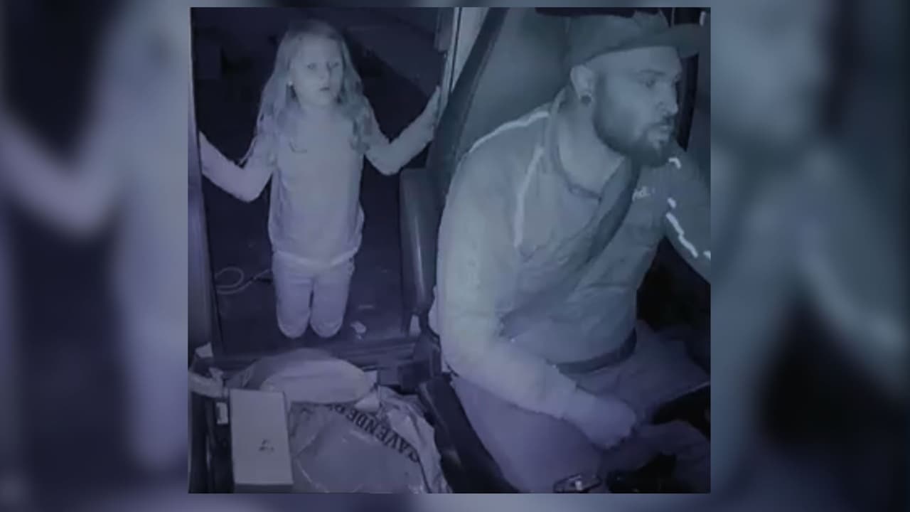 La fiscalía presentó imágenes de Athena junto al acusado dentro de la camioneta.