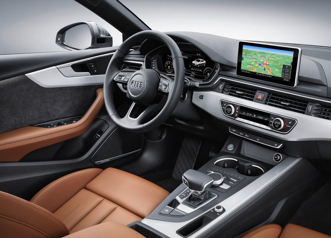 La cabina del Audi A5 Sportback 2017 representa un cambio importante respecto al modelo anterior pero es el mismo que conseguimos en la última generación del Audi A4 y refleja claramente la conexión entre ambas líneas. Tanto el A5 como el A4 son construidos sobre la plataforma modular MLB Evo que comparten con vehículos como los Audi A8 y Q7 pero también con otros modelos del Volkswagen Group como las camionetas Porsche Macan y 
<b><a href="http://www.univision.com/noticias/bentley/la-bentley-bentayga-2017-es-brutalmente-refinada" target="_blank">Bentley Bentayga</a></b>.